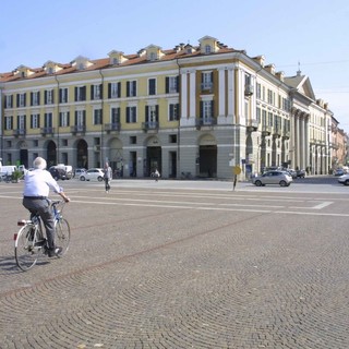 Piazza Galimberti in una giornata di sole