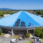 L'installazione dei pannelli fotovoltaici sul tetto del Palazzetto
