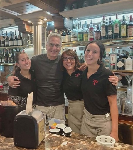 Paolo Bonolis con lo staff del Bar Perugina