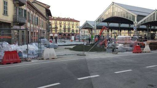 Saluzzo, piazza Cavour, l'ultima parte di lavori in corso