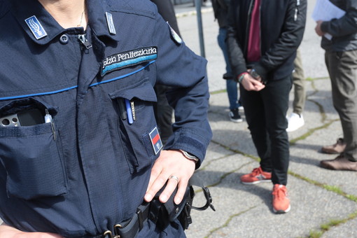 Poliziotto penitenziario si toglie la vita a Torino: ennesima tragedia intorno al carcere