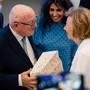 Maria Franca Ferrero riceve dalle mani di Bruno Ceretto, presidente della Fondazione Ospedale Alba Bra, il Premio Gratitudine 2022 (fotoservizio di Barbara Guazzone)