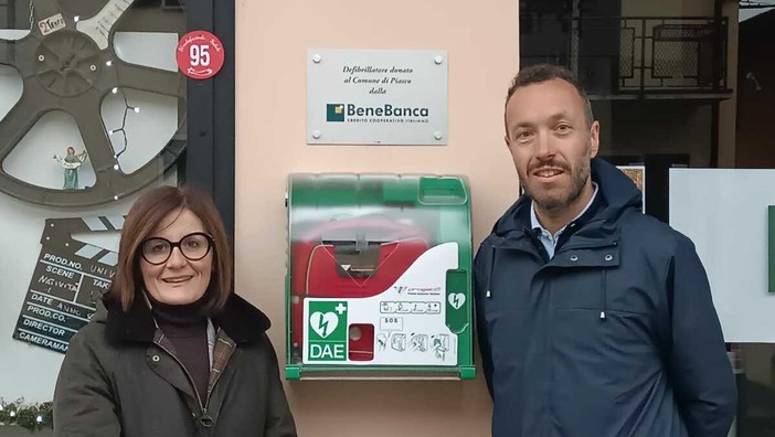 La sindaca di Piasco Stefana Dalmasso con Mattia Trotta, direttore della Bene Banca, che ha donato il nuovo defibrillatore La sindaca di Piasco Stefana Dalmasso con Mattia Trotta, direttore della Bene Banca, che ha donato il nuovo defibrillatore