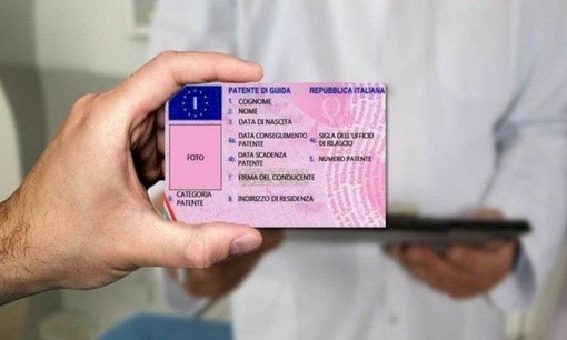 La promessa sarebbe stata quella di una rapida conversione del documento di guida in uno italiano La promessa sarebbe stata quella di una rapida conversione del documento di guida in uno italiano
