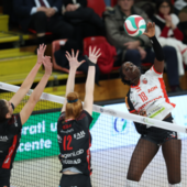 L'opposta Bintu Diop in azione contro Perugia