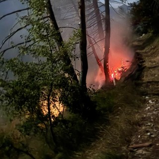 Fulmine provoca un incendio nei boschi sopra Valdieri: intervento nella notte di Vigili del Fuoco e Aib [FOTO]