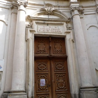 L'entrata della chiesa di Santa Chiara