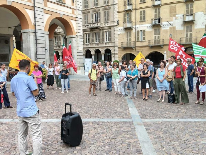 Cuneo, presidio dei sindacati degli inquilini sul diritto alla casa Cuneo, presidio dei sindacati degli inquilini sul diritto alla casa