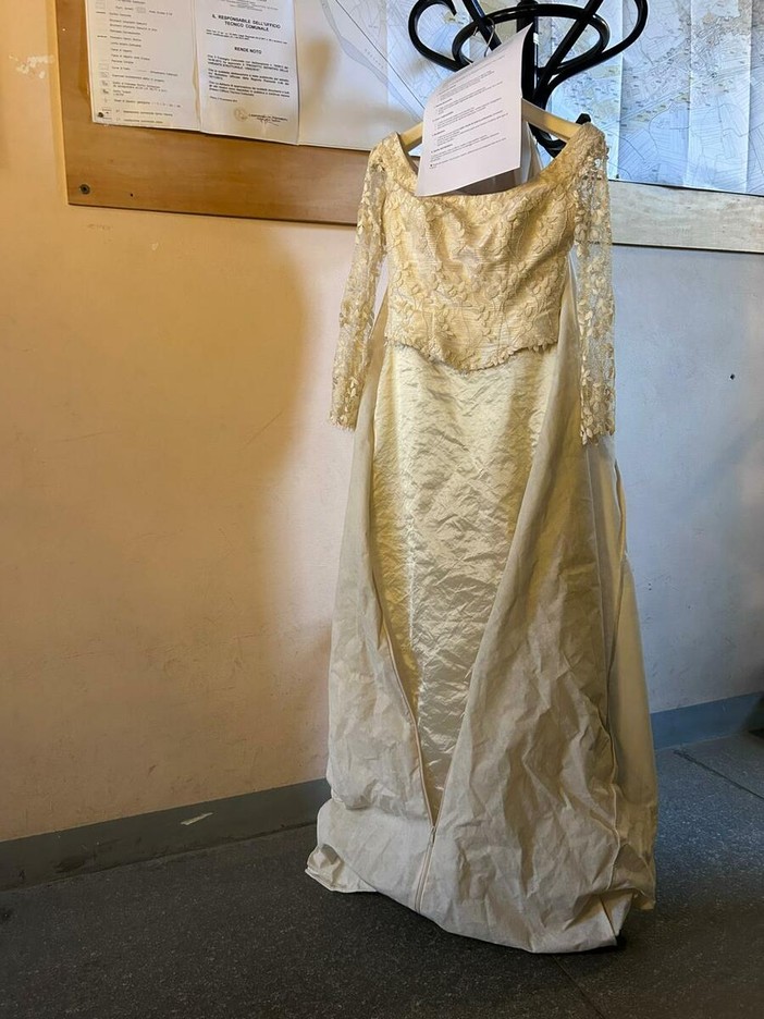 L'abito del matrimonio della sindaca di Piasco Stefania Dalmasso messo a disposizione delle future spose