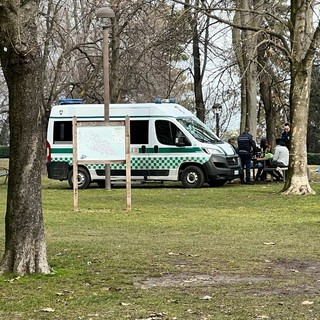 Controlli della Polizia locale al Parco della Resistenza di Cuneo: verifiche sul rispetto delle ordinanze sull’alcol