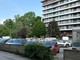 Il muro di cinta rotto di Villa Invernizzi in via Ettore Rosa e il parcheggio adiacente Il muro di cinta rotto di Villa Invernizzi in via Ettore Rosa e il parcheggio adiacente