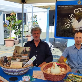 Paolo Viano, allevatore della Gallina Bianca di Saluzzo e del progetto sociale &quot;Alza la cresta&quot;, con Angelo Borgognone, apicoltore volontario dell'associazione Papa Giovanni XXIII