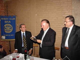 Anselmino, primo a sinistra, premiato da Ferruccio Dardanello e dal compianto Giorgio Groppo Anselmino, primo a sinistra, premiato da Ferruccio Dardanello e dal compianto Giorgio Groppo