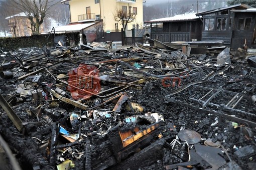 I bungalow distrutti dalle fiamme (Foto NICOLO' BERTOLA)