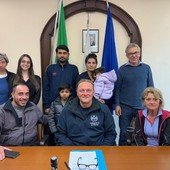 La famiglia accolta con il sindaco sindaco Emiliano Negro e i consiglieri Michele Valsecchi e Wilma Galliano insieme ai referenti del progetto