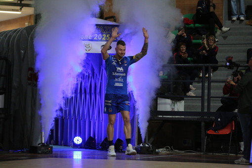 L'ingresso in campo dello "Zar" Ivan Zaytsev (fotogallery Beatrice Bramardi) L'ingresso in campo dello "Zar" Ivan Zaytsev (fotogallery Beatrice Bramardi)