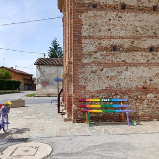Piozzo si arricchisce con una nuova panchina dedicata alla pace [FOTO]