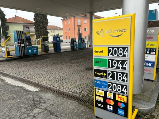 Il prezzo dei carburanti "serviti" stamane a Cuneo al distributore Eni di Madonna dell'Olmo. Un prezzo che, purtroppo, i gestori sono costretti ad applicare dalla compagnia petrolifera