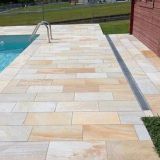 Pietra naturale vs ceramica: perché scegliere l'autenticità per la tua casa