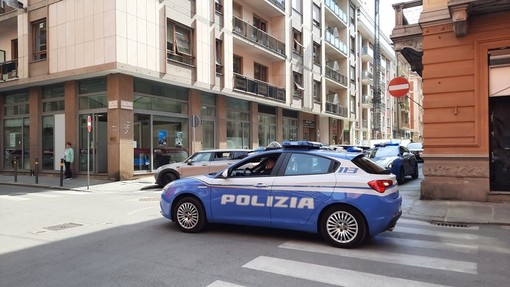 La Polizia di Stato a Cuneo incontra la cittadinanza per sensibilizzare sulle truffe La Polizia di Stato a Cuneo incontra la cittadinanza per sensibilizzare sulle truffe