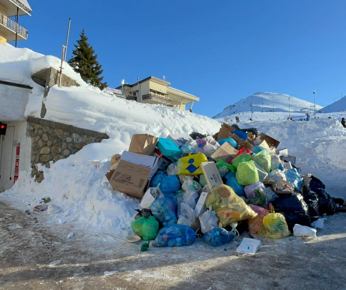 Rifiuti ammassati tra i condomini di Prato Nevoso Rifiuti ammassati tra i condomini di Prato Nevoso