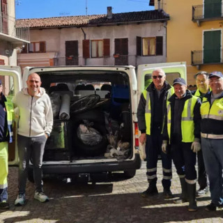 La Protezione Civile di Busca impegnata nella raccolta dei rifiuti abbandonati