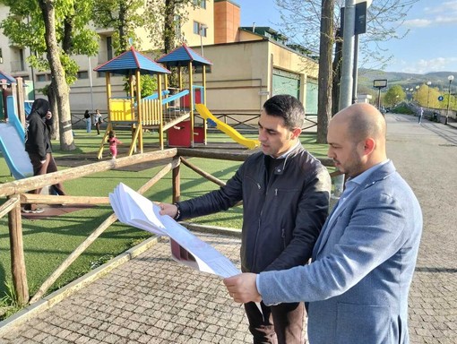 Nell'immagine, il sindaco di Ceva Fabio Mottinelli ed il vice-sindaco Fabio Ferrero analizzano il progetto di fronte al Parco della Rotonda