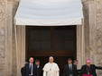 Il Papa esce dal Duomo di Torino, dove ha venerato la Sindone alla presenza degli ecclesiastici e della famiglia reale (Credit: Gianluca Avagnina)