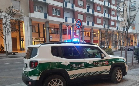 Cuneo, fugge davanti a un controllo della Polizia Locale: arrestato