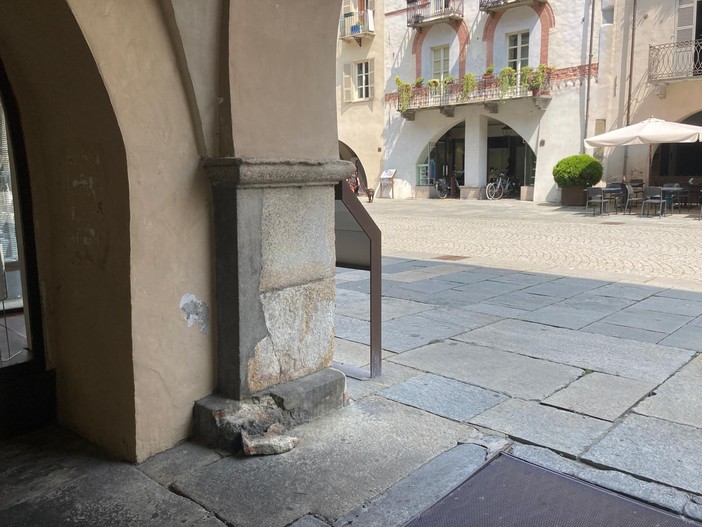 Danneggiamenti ai portici di via Roma