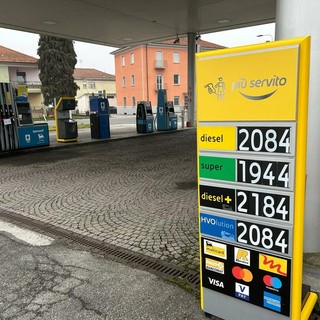 Il prezzo dei carburanti "serviti" stamane a Cuneo al distributore Eni di Madonna dell'Olmo. Un prezzo che, purtroppo, i gestori sono costretti ad applicare dalla compagnia petrolifera