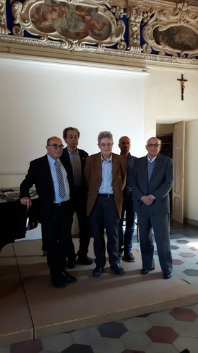 Da sinistra: Giacomo Fornari, Lorenzo Rubini, Alberto Fassone, Diego Ponzo, Alberto Basso, &quot;nella Sala Musica del Bodoni&quot;