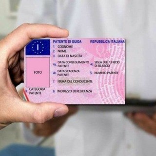 La promessa sarebbe stata quella di una rapida conversione del documento di guida in uno italiano