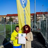 La consegna dell'assegno a Cristian Casalloni da prte di Paola Rvazzi autrice del calendario 2026