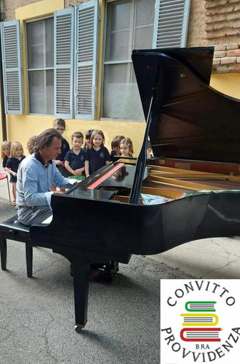 Il maestro Paolo Zanarella coi piccoli allievi del Convitto Provvidenza - International School Bra