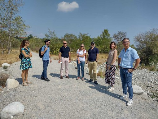 Nella foto: Arch. Elisa Fenoglio (Parco Fluviale), Arch. Davide Colmo (Regione Piemonte), Ing. Galli (direttore del Parco Fluviale Gesso e Stura), Geol. Maria Grazia Gallo (Regione Piemonte), Ing. Nicola Marcandelli (progettista strutturale), Arch. Stefania Manassero (Soprintendenza Archeologica belle Arti e paesaggio), Assessore all’Ambiente del Comune di Cuneo, Gianfranco Demichelis. All’incontro ha partecipato anche l’arch. Daniel Verutti (Parco Fluviale) Nella foto: Arch. Elisa Fenoglio (Parco Fluviale), Arch. Davide Colmo (Regione Piemonte), Ing. Galli (direttore del Parco Fluviale Gesso e Stura), Geol. Maria Grazia Gallo (Regione Piemonte), Ing. Nicola Marcandelli (progettista strutturale), Arch. Stefania Manassero (Soprintendenza Archeologica belle Arti e paesaggio), Assessore all’Ambiente del Comune di Cuneo, Gianfranco Demichelis. All’incontro ha partecipato anche l’arch. Daniel Verutti (Parco Fluviale)