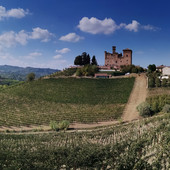 Il castello di Grinzane Cavour visto dal nuovo belvedere, opera realizzata nel 2022 grazie alla Fondazione CRC