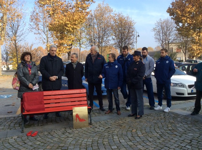 Cuneo contro la violenza sulle donne: inaugurata la prima delle Panchine Rosse in Piazza Torino (guarda il video)