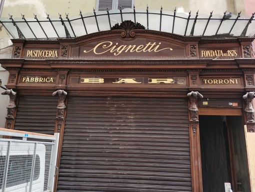 La storica pasticceria Cignetti in via Vittorio Emanuele ad Alba.