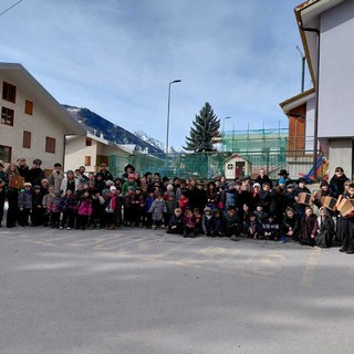 Sampeyre: i “Piciot Magnin” uniscono le scuole in sfilata festosa Sampeyre: i “Piciot Magnin” uniscono le scuole in sfilata festosa