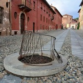 Saluzzo, salita al Castello, il pozzo medioevale danneggiato dall'urto di un auto Saluzzo, salita al Castello, il pozzo medioevale danneggiato dall'urto di un auto