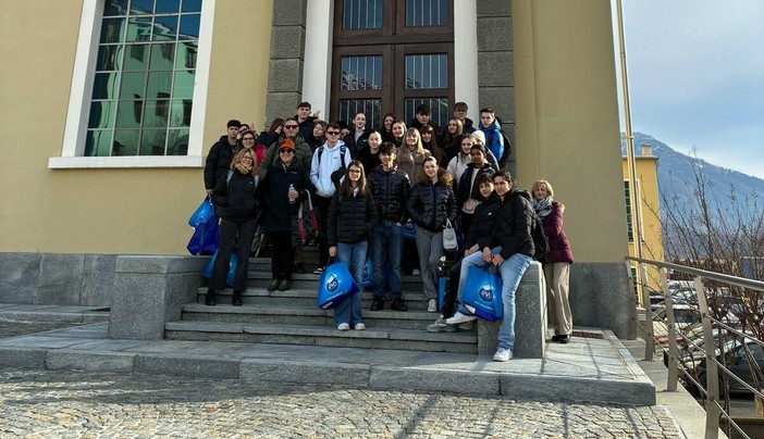Studenti e studentesse dell'Istituto Denina Pellico Rivoira in visita allo stabilimento di Fonti Alta Valle Po di Paesana