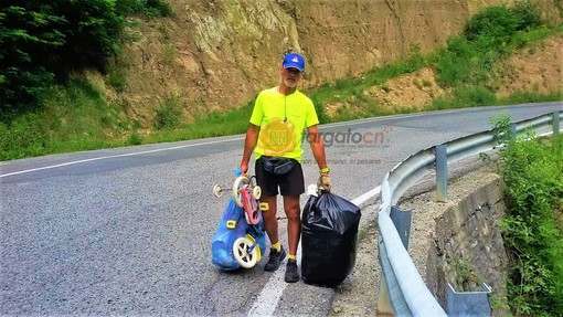 Tony Caferro in una delle sue uscite di Fitwalking, con i sacchi di rifiuti raccolti lungo il suo percorso