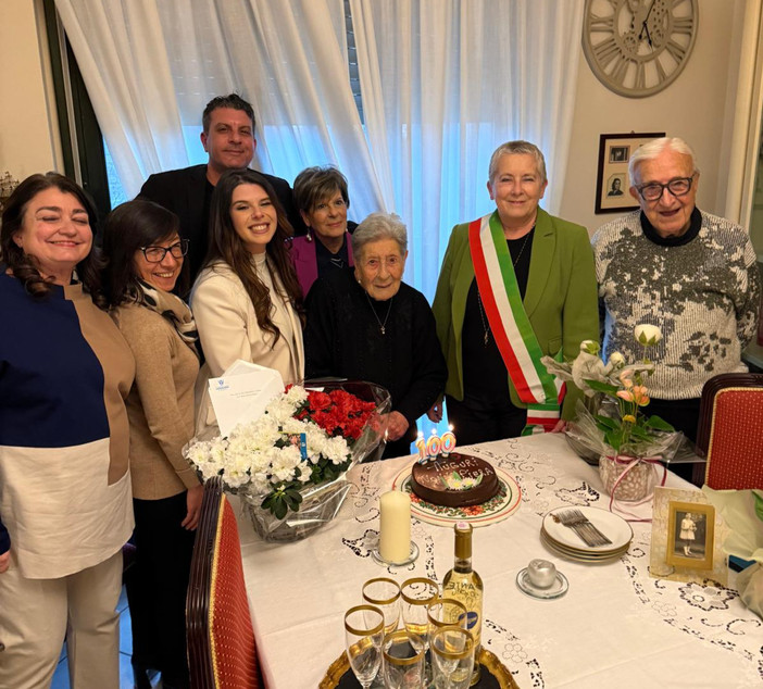 Cento anni per la signora Pietra, festeggiata dalla famiglia e dall'amministrazione