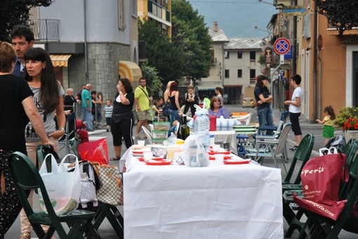 Paesana, tavoli imbanditi nel bel mezzo di via Po: è pic-nic in piazza 2011 (©targatocn)