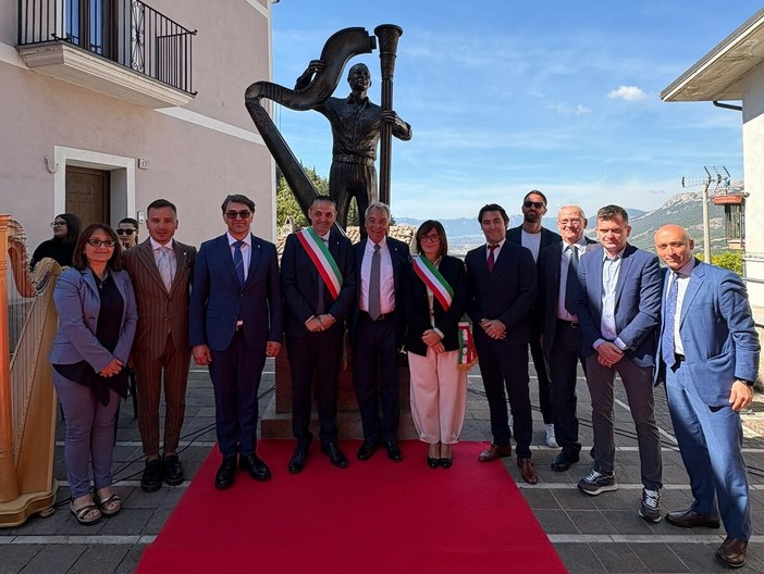 La sindaca di Piasco Stefania Dalmasso con il vice Silvano Paoletti, il sindaco di Viggiano Amedeo Cicala e gli amministratori comunali La sindaca di Piasco Stefania Dalmasso con il vice Silvano Paoletti, il sindaco di Viggiano Amedeo Cicala e gli amministratori comunali
