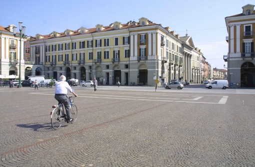 Piazza Galimberti in una giornata di sole