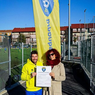 La consegna dell'assegno a Cristian Casalloni da prte di Paola Rvazzi autrice del calendario 2026