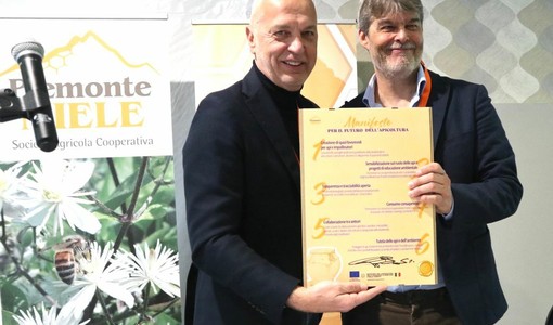 Il senatore Giorgio Bergesio insieme a Davide Colombo, presidente Piemonte Miele