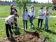 Gli studenti della Macrino piantano gli alberi da frutto nel parco Bambini del Mondo di San Cassiano